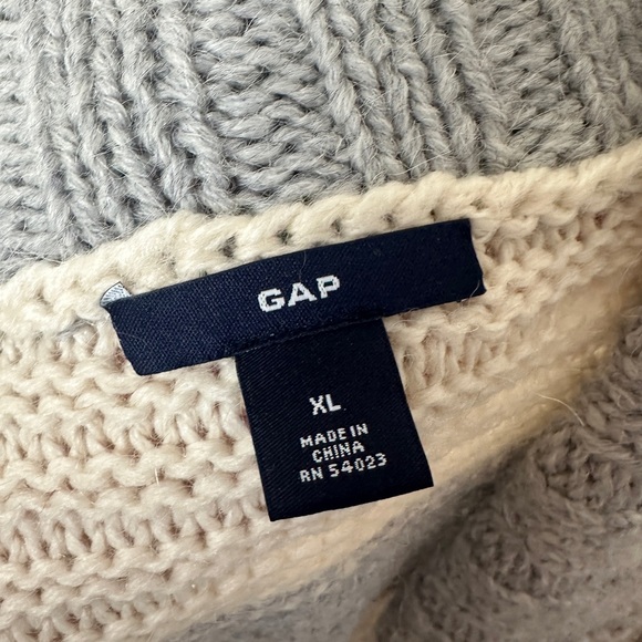 Bella Swan Y2K Gap knit sweater with cream and blue stripes - Picture 3 of 4